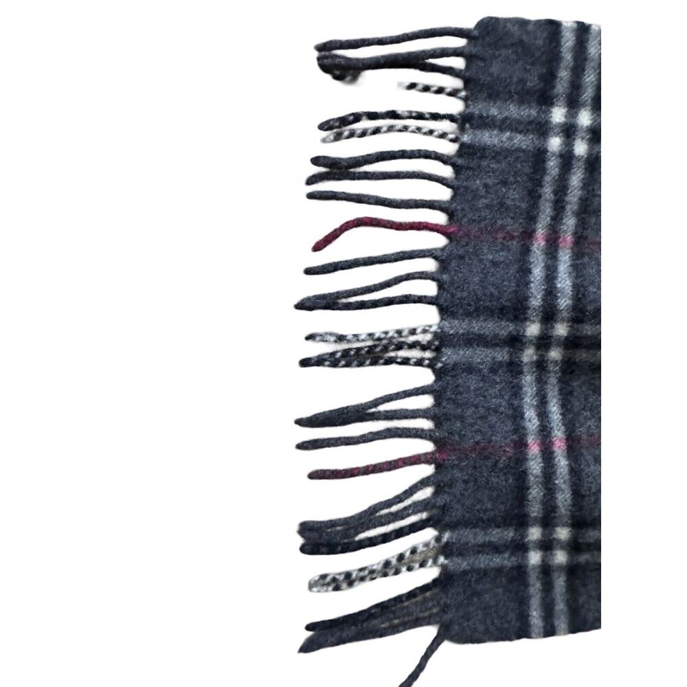 Burberry nova check Grey And Red 100% Lambswool winter Scarf 60 In EUC - Picture 4 of 4